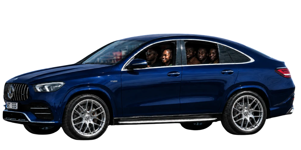 Voiture Onivaa avec des passagers à bord, prête à partager la route
