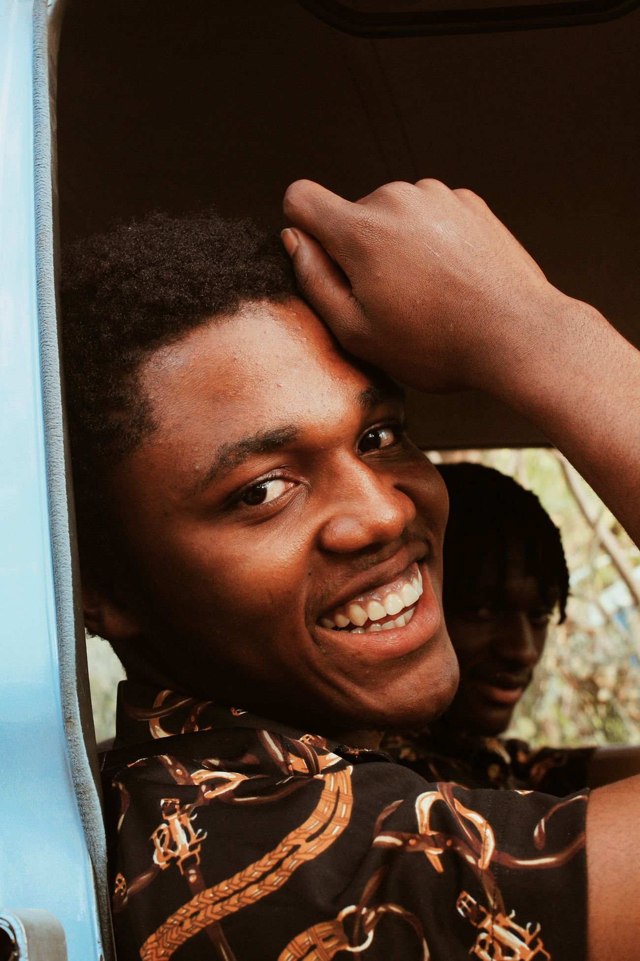 Jeune conducteur souriant au Bénin
